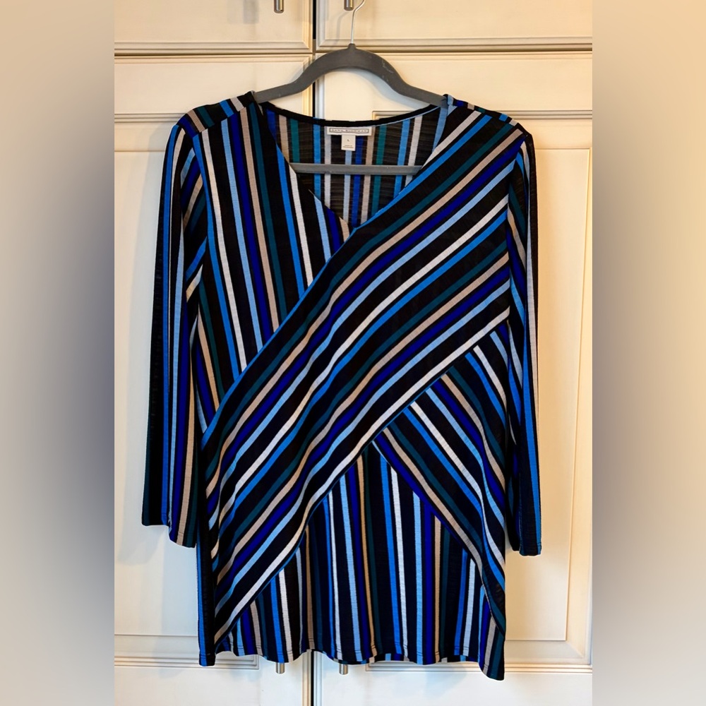 🍊 Dana Buchman V-Nevk Multicolor Striped Top. Large